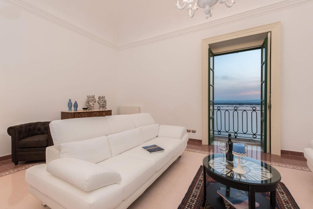 Duomo Seaside Deluxe Apartment By Ortigia Apartments Сиракузы Экстерьер фото